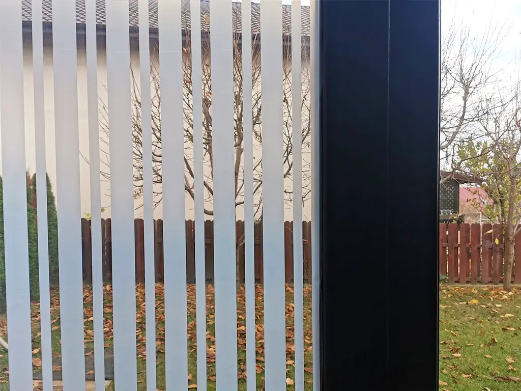 Folie geam autoadezivă, Folina, transparentă cu dungi albe, 120 cm lăţime