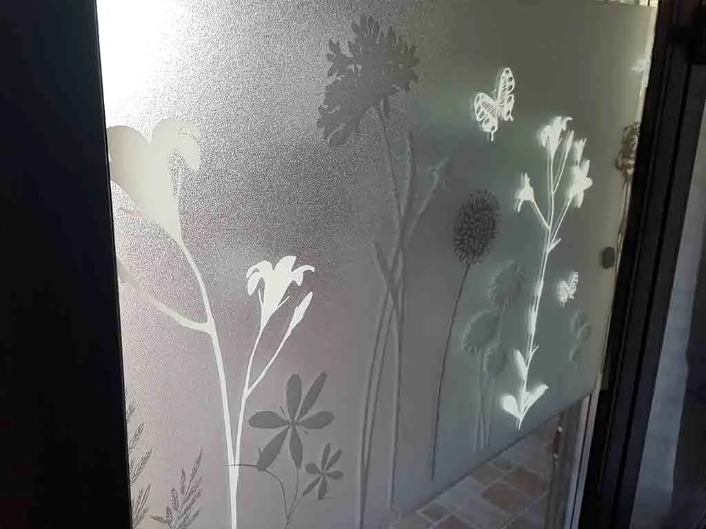 Folie geam electrostatică Blossom, d-c-fix, bordură decorativă cu efect de sablare, imprimeu floral gri, rolă de 45x300 cm