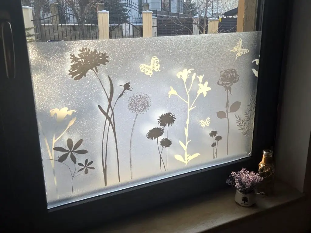 Folie geam electrostatică Blossom, d-c-fix, bordură decorativă cu efect de sablare, imprimeu floral gri, rolă de 45x300 cm