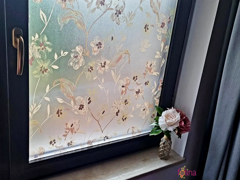 Folie geam autoadezivă, Folina Veti, sablare cu imprimeu floral maro, rolă de 70x175 cm , racletă pentru aplicare inclusă