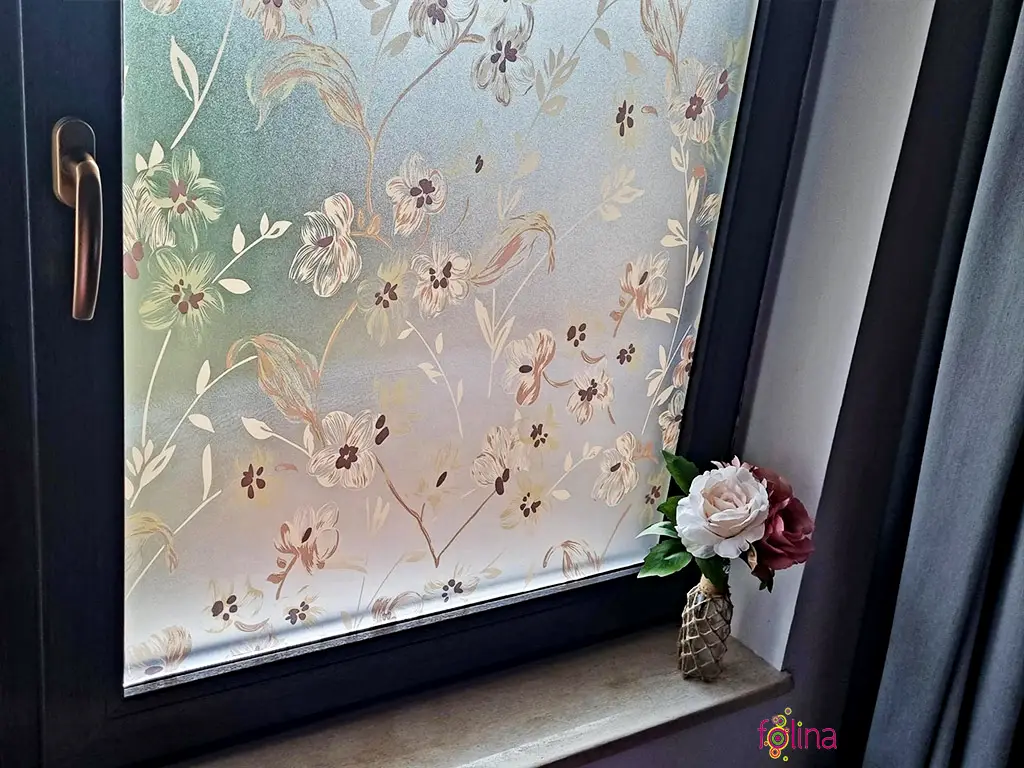 Folie geam autoadezivă, Folina Veti, sablare cu imprimeu floral maro, 90 cm lăţime