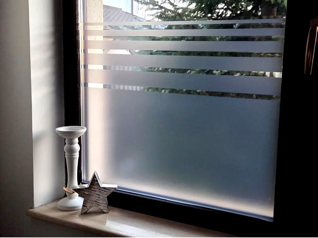 Folie geam autoadezivă sablare gri, PET transparent cu dungi decorative – lățime 60 cm, vânzare la metru liniar