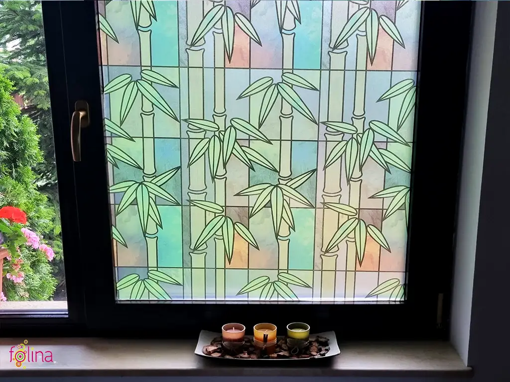 Folie geam autoadezivă, Folina Exotique, sablare tip vitraliu verde cu crengi bambus, 90 cm lăţime
