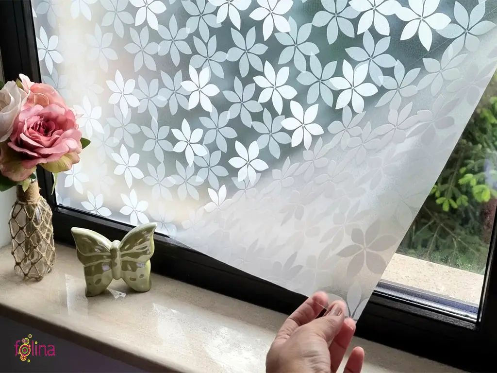 Folie geam autoadezivă, Folina Tina, sablare cu imprimeu flori albe, 90 cm latime