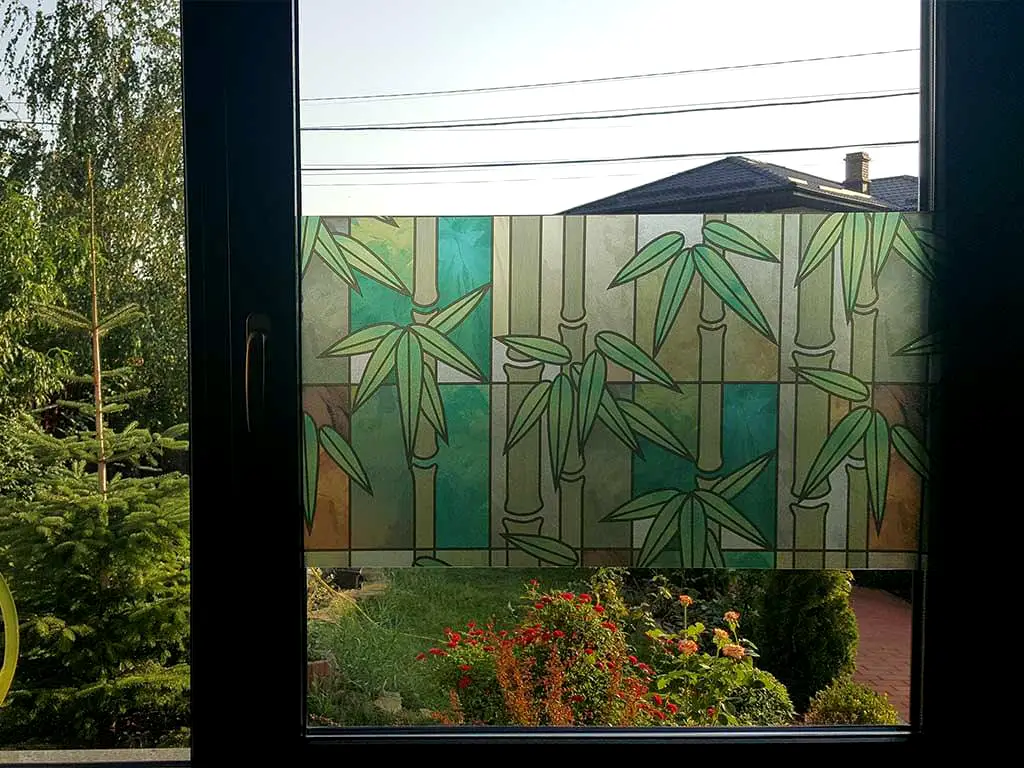 Folie geam autoadezivă, Folina Exotique, sablare tip vitraliu verde cu crengi bambus, 90 cm lăţime