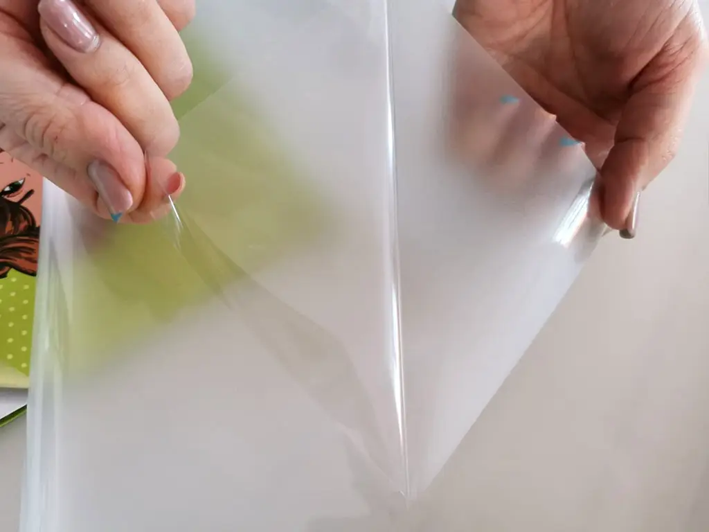 Folie transparentă mată pentru protecţie mobilă, Folina, cu adeziv, 0,1 mm grosime - 152 cm lăţime