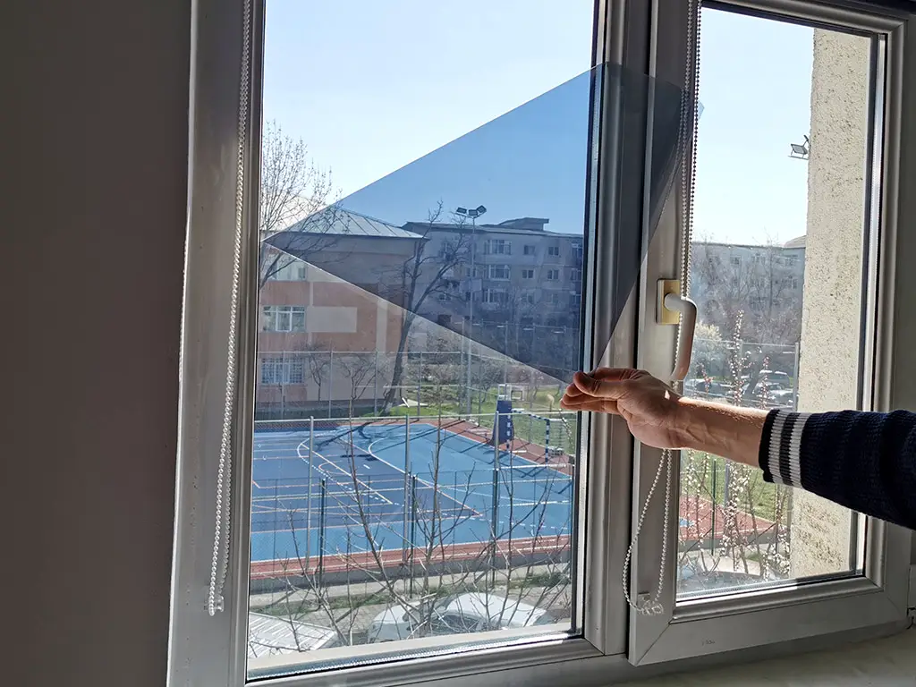 Folie protecție solară 75%,  Reflectiv SOL101, argintiu metalizat deschis, cu aplicare la interior, 152  cm latime