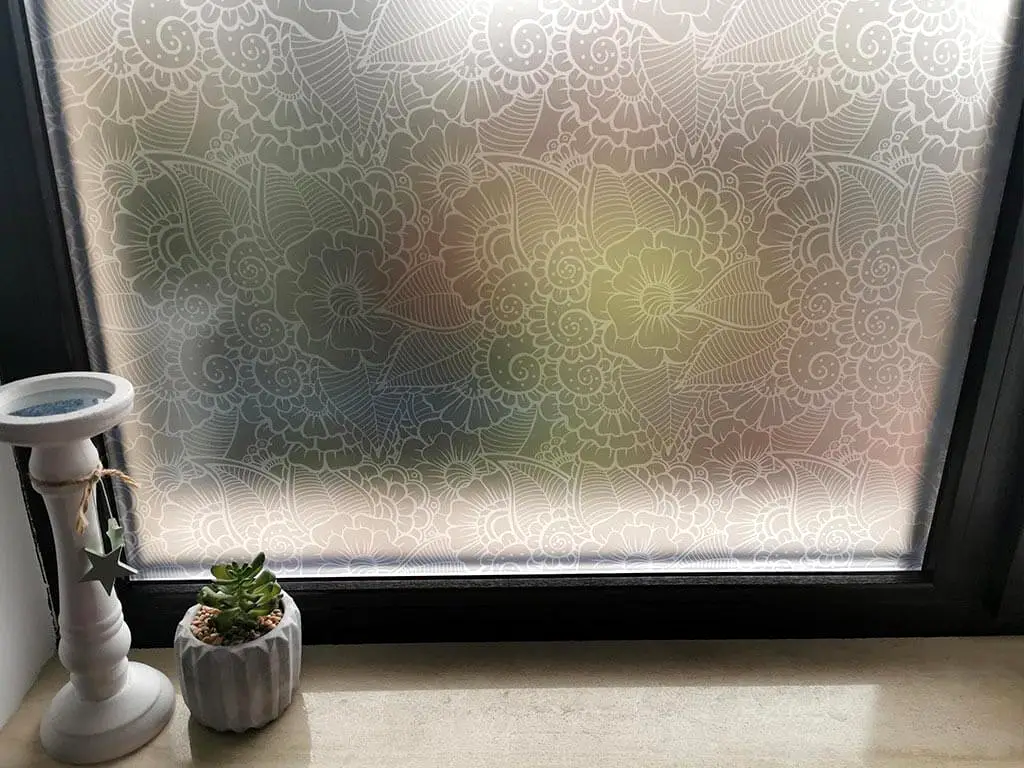 Folie geam autoadezivă Basia, Folina, sablare cu model floral gri, 100 cm lăţime