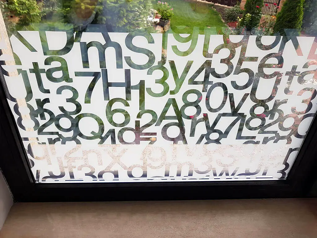 Folie geam autoadezivă Thema, Folina, imprimeu cifre și litere, lățime 90 cm