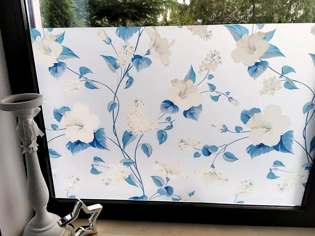 Folie geam autoadezivă, Folina, sablare lăptoasă cu imprimeu floral albastru, 152x200 cm, racletă inclusă