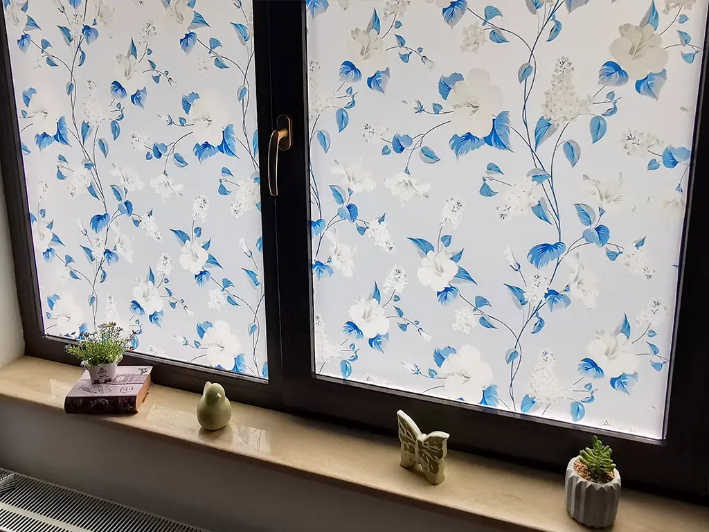 Folie geam autoadezivă, Folina, sablare lăptoasă cu imprimeu floral albastru, 152x200 cm, racletă inclusă