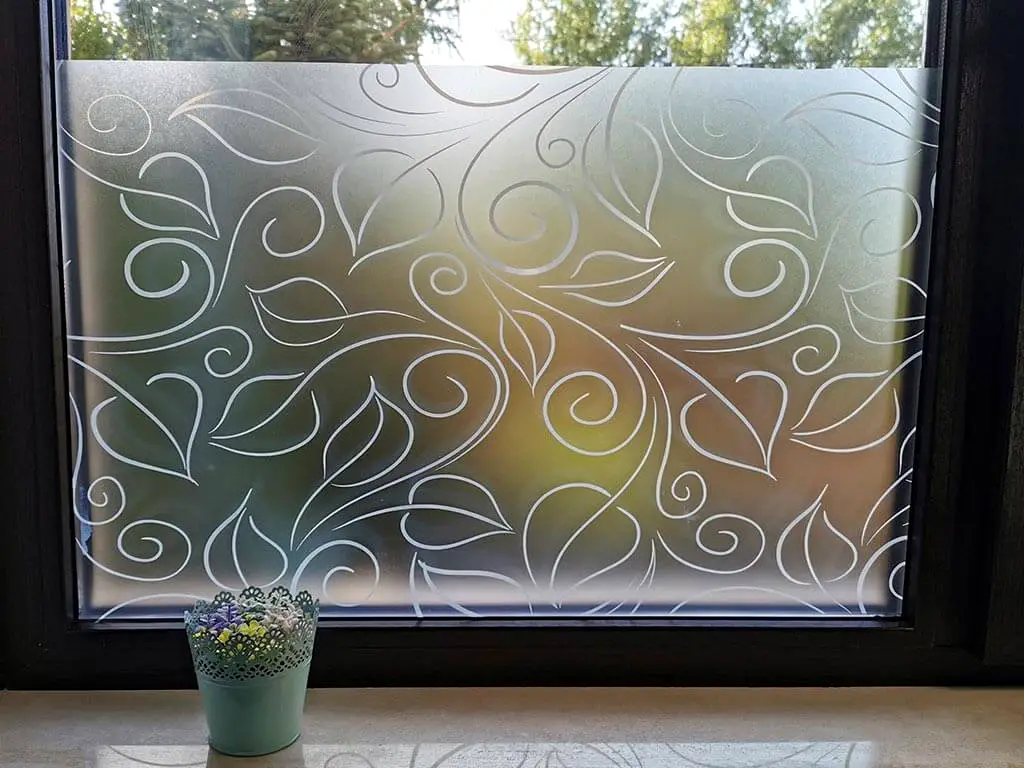 Folie geam autoadezivă, Folina, sablare cu imprimeu frunze stilizate albe, 100 cm lăţime