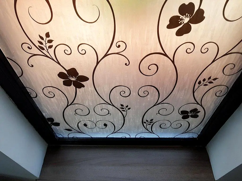 Folie geam autoadezivă, Folina Doris, sablare cu imprimeu floral negru, lățime 90 cm