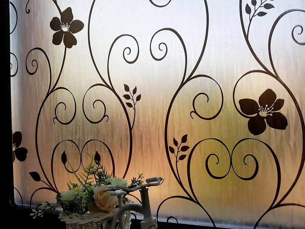 Folie geam autoadezivă, Folina Doris, sablare cu imprimeu floral negru, lățime 90 cm