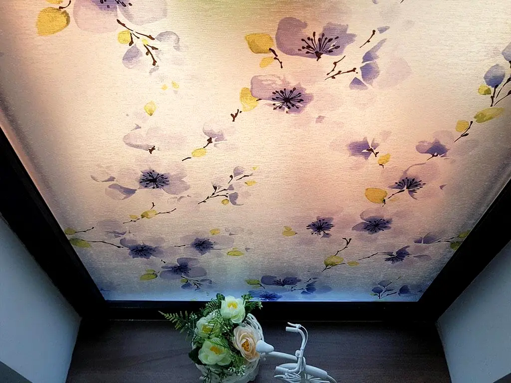 Folie geam autoadezivă Ume, sablare cu flori mov, 90 cm latime