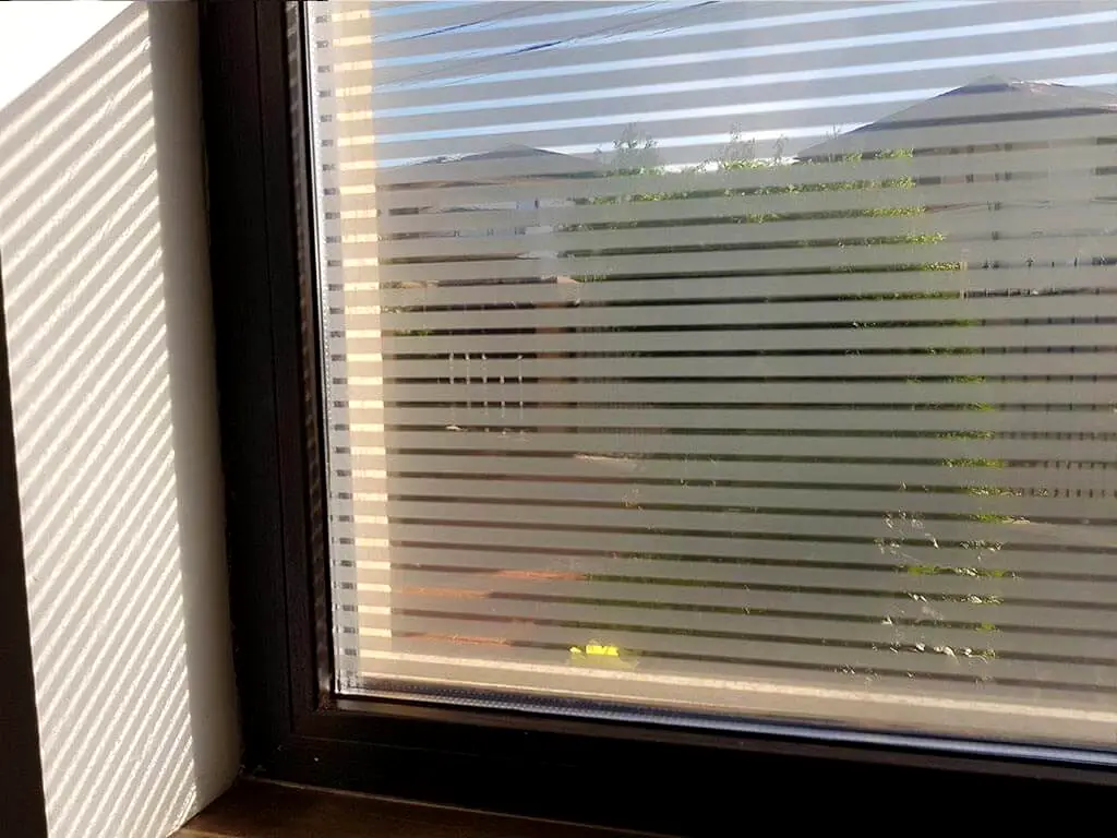 Folie geam autoadezivă Office Iridium Silver, Folina, transparenta cu  dungi argintii, 152 cm lăţime