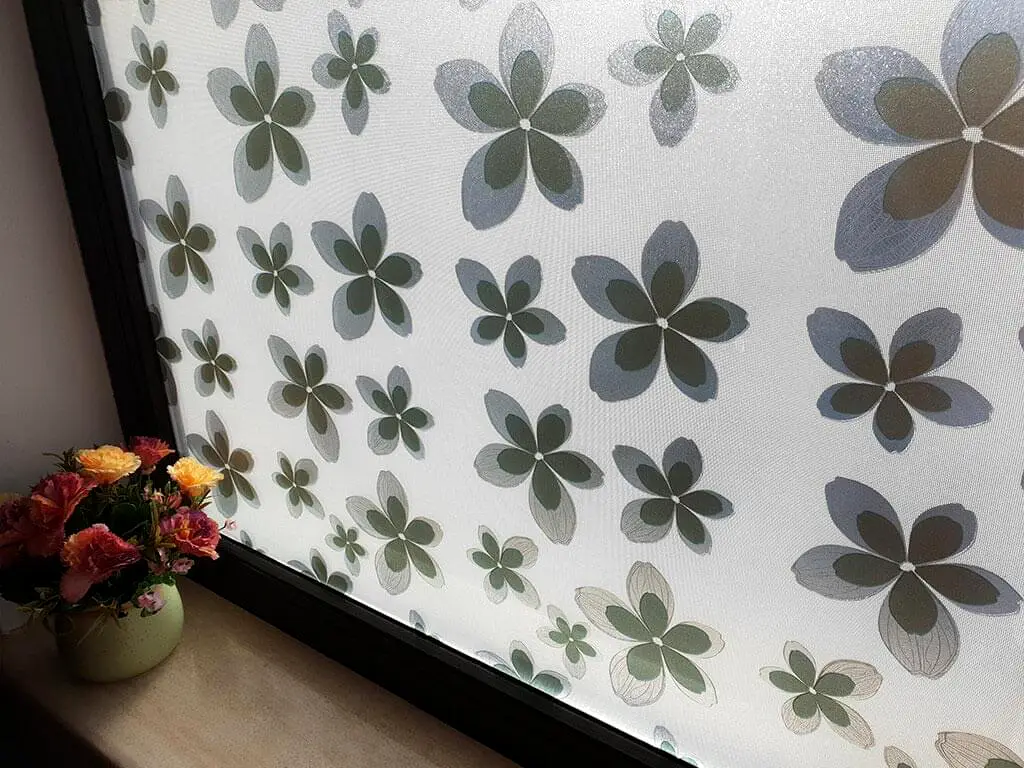 Folie geam autoadezivă Flori, Folina, imprimeu floral bej auriu, lățime 90 cm