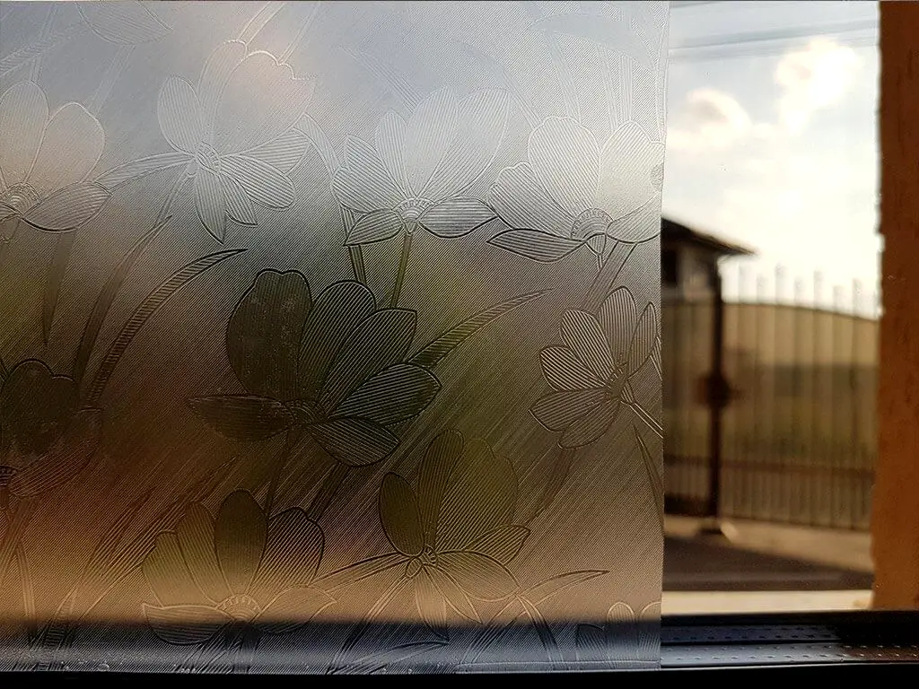 Folie geam autoadezivă Layla, Folina, sablare cu model floral translucid, rolă de 120x140 cm