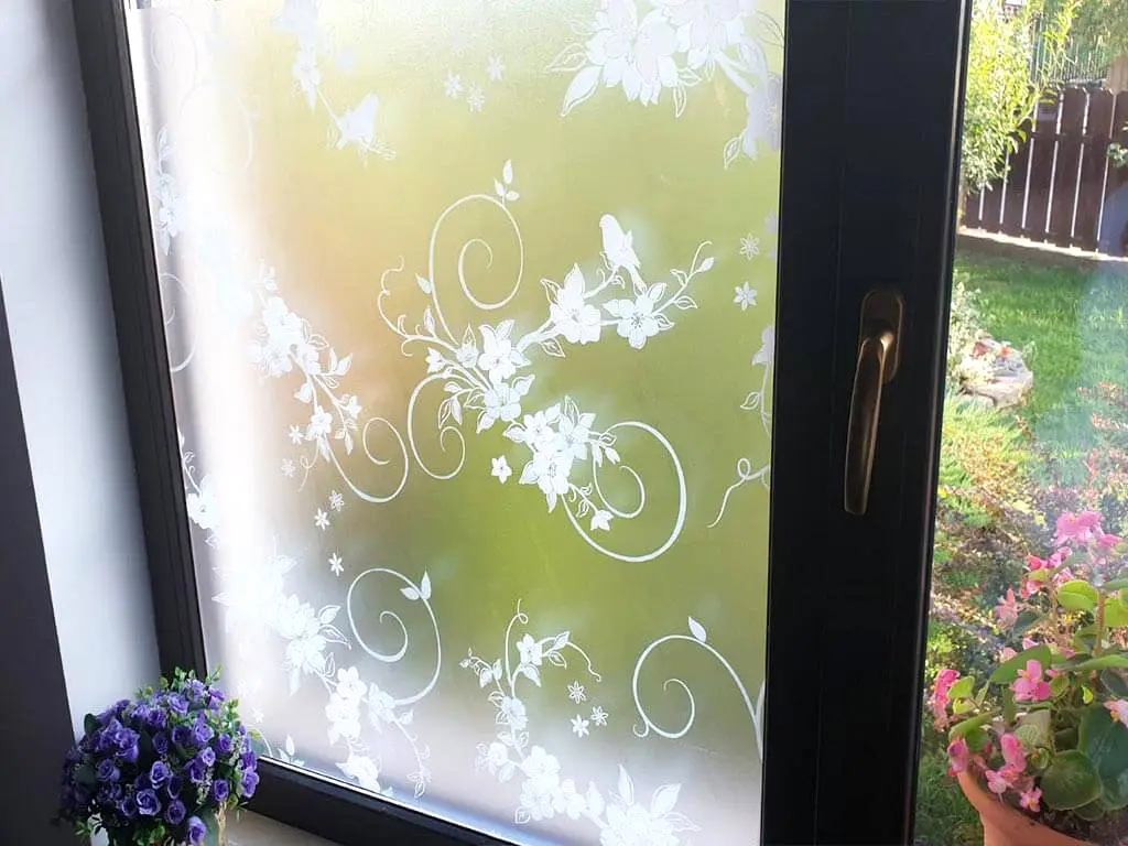 Folie geam autoadezivă, Folina Bird, sablare cu imprimeu floral alb și păsări, 90 cm lățimea rolei