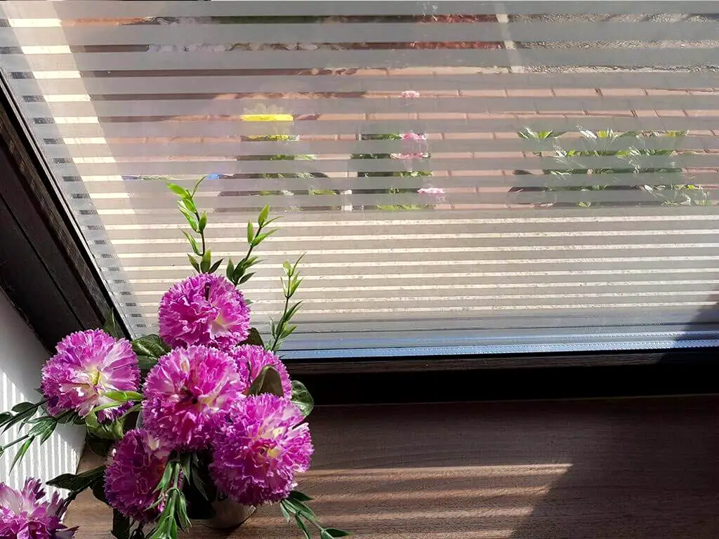 Folie geam autoadezivă Office Iridium Silver, Folina, transparenta cu  dungi argintii, 152 cm lăţime