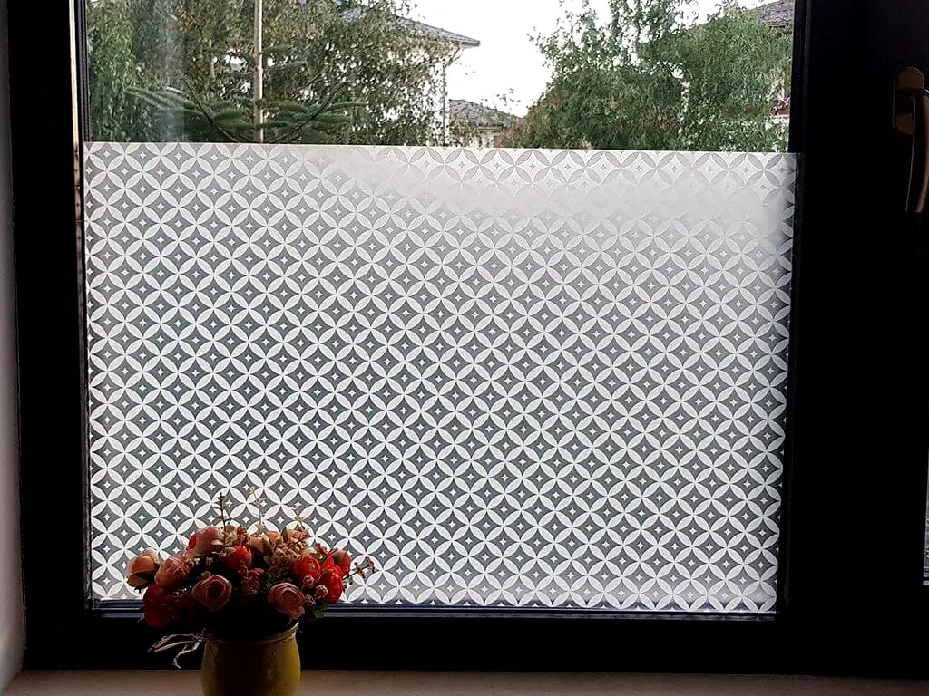 Folie geam autoadezivă Moroccan, MagicFix, model geometric alb, 100 cm lăţime