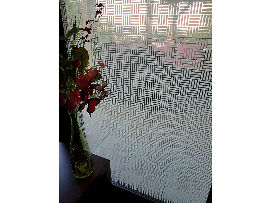 Folie geam autoadezivă Arlo, cu model geometric alb pe fundal transparent, rolă de 75x300 cm