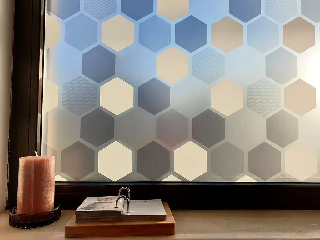 Folie geam electrostatică Wido, d-c-fix, sablare cu model hexagoane gri, 90x100 cm
