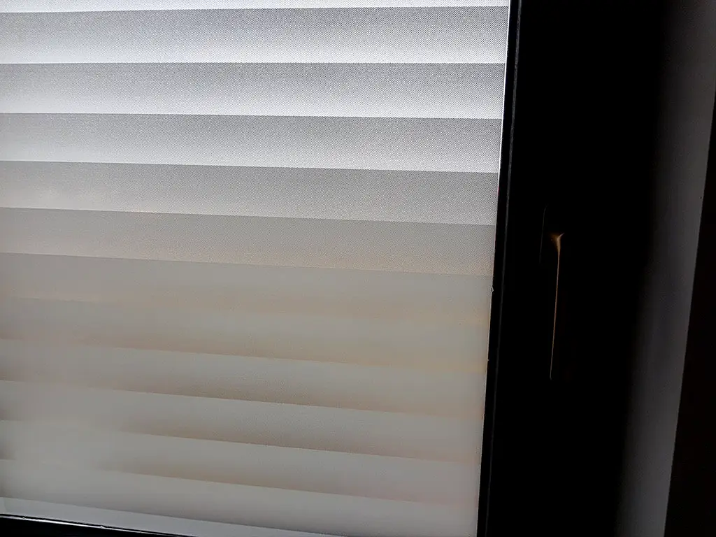 Folie geam autoadezivă Jaluzele, Folina, sablare cu dungi verticale albe, 90 cm lăţime