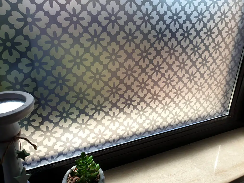 Folie geam autoadezivă Mara, Folina, model elegant gri, 100 cm lăţime