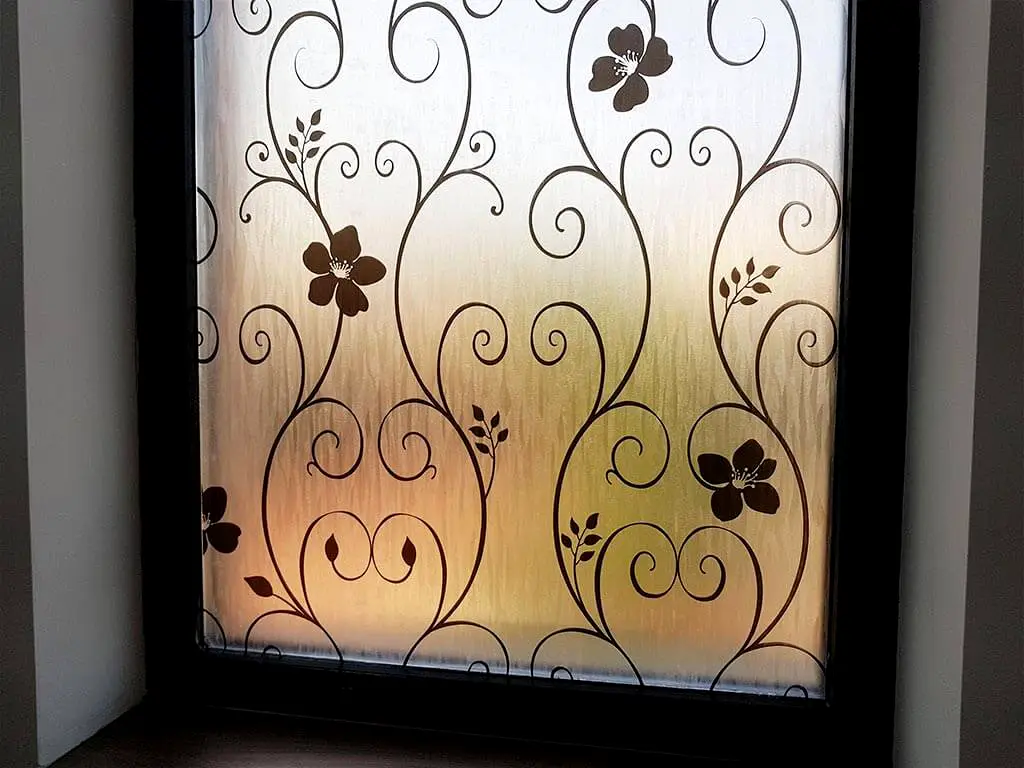 Folie geam autoadezivă, Folina Doris, sablare cu imprimeu floral, negru, lățime 90 cm