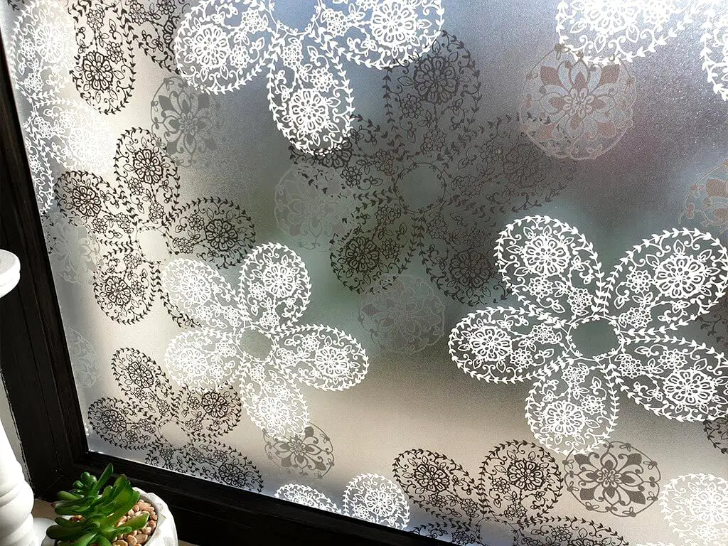 Folie geam autoadezivă, Folina  Elegance, sablare cu imprimeu floral stilizat, 90 cm lăţime