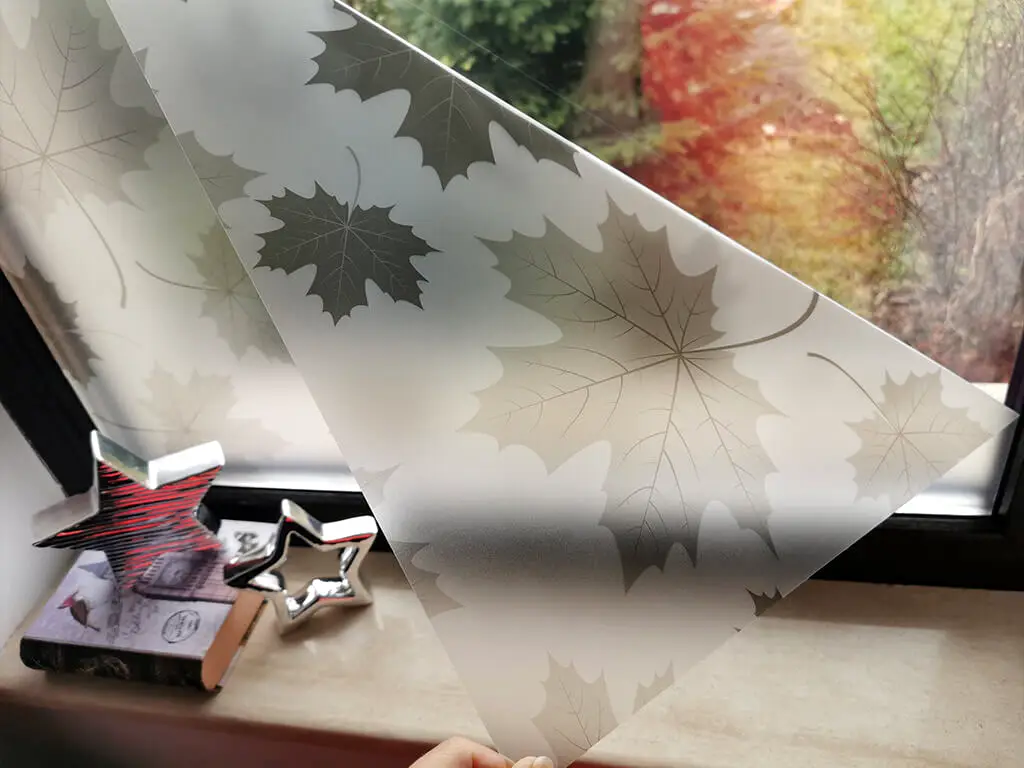 Folie geam autoadezivă Hana, Folina, sablare cu model frunze gri, 100 cm lăţime