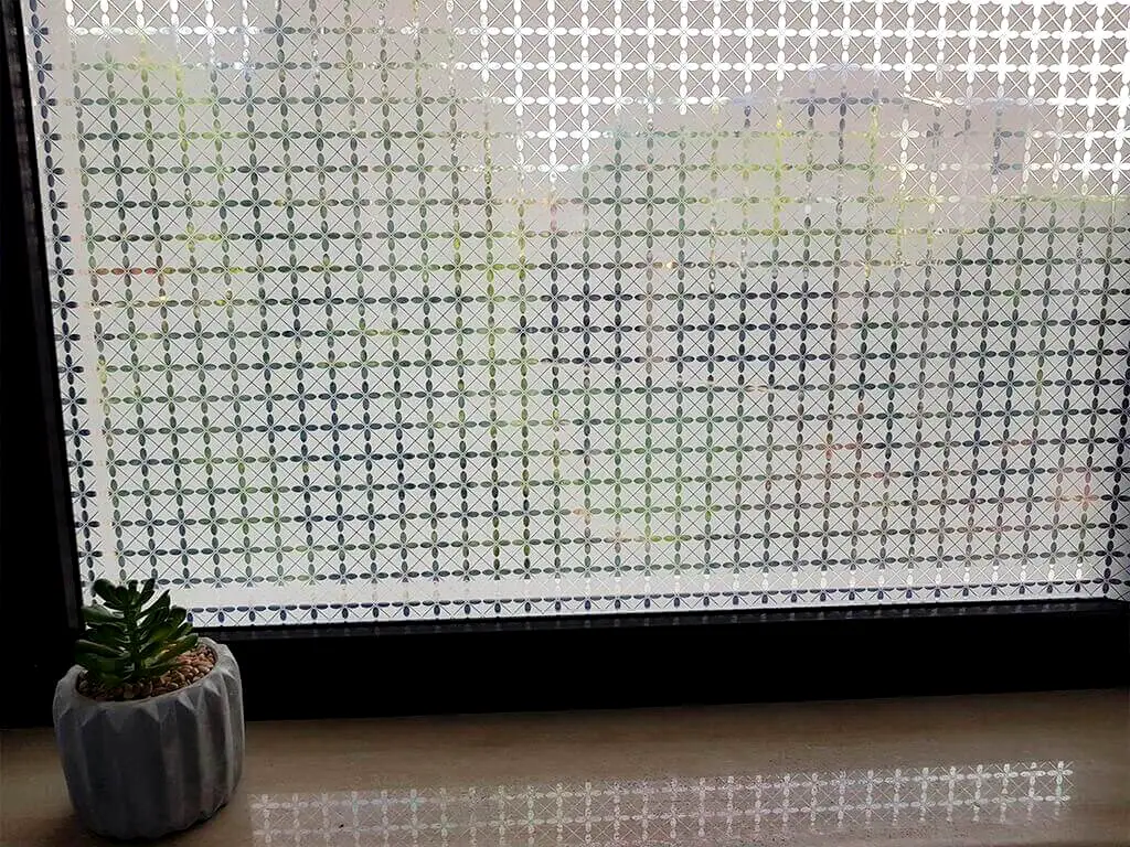 Folie geam autoadezivă Niss, Folina, sablare cu model geometric, alb, lățime 90 cm