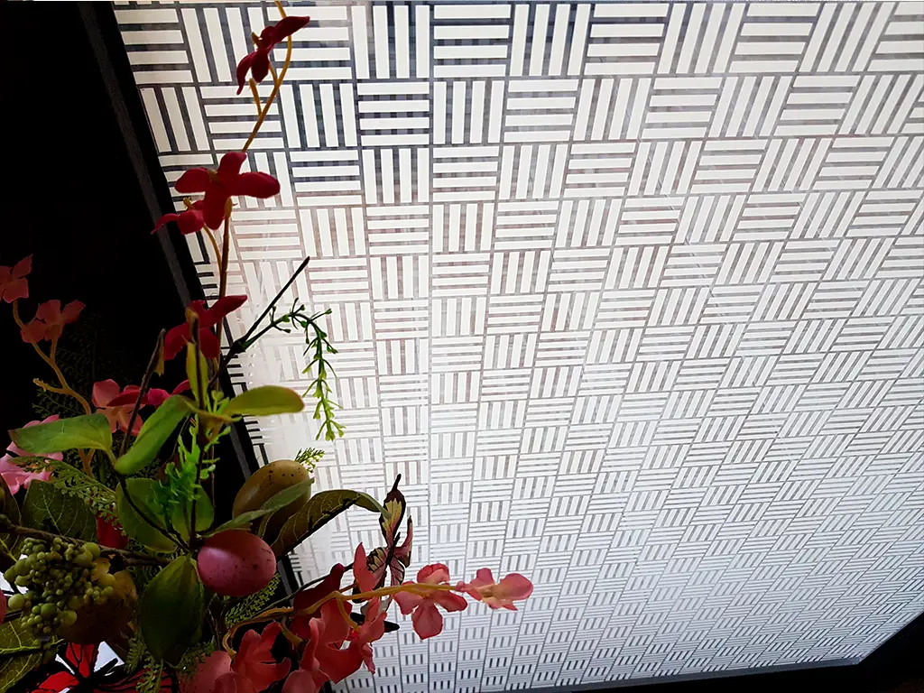 Folie geam autoadezivă Arlo, cu model geometric alb pe fundal transparent, rolă de 75x300 cm