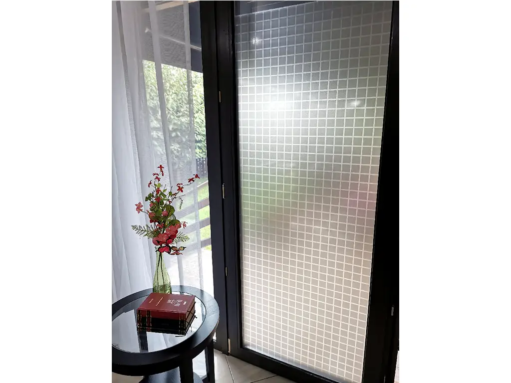 Folie geam autoadezivă, Folina Office, sablare cu pătrate gri, 90 cm lățime
