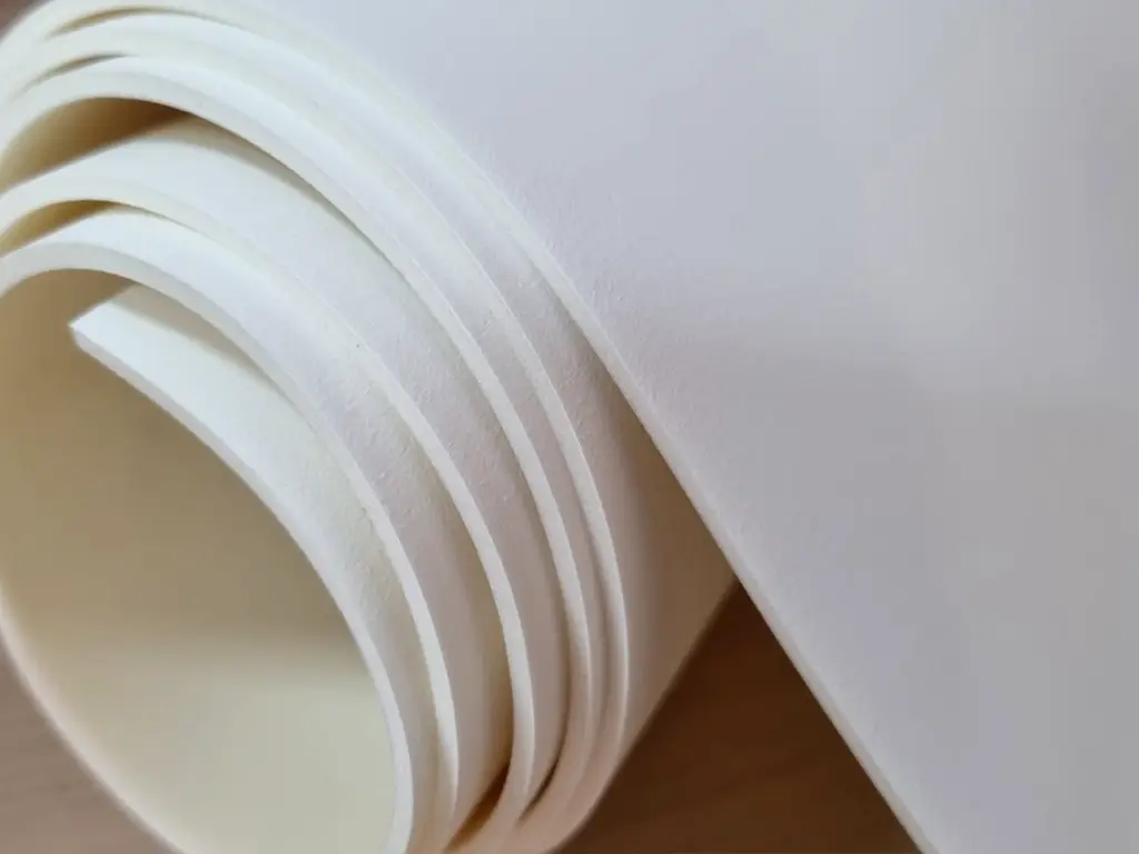 Folie protecţie sertare, din PVC antiderapant cu grosime de 2 mm, material impermeabil, rolă de 60x150 cm