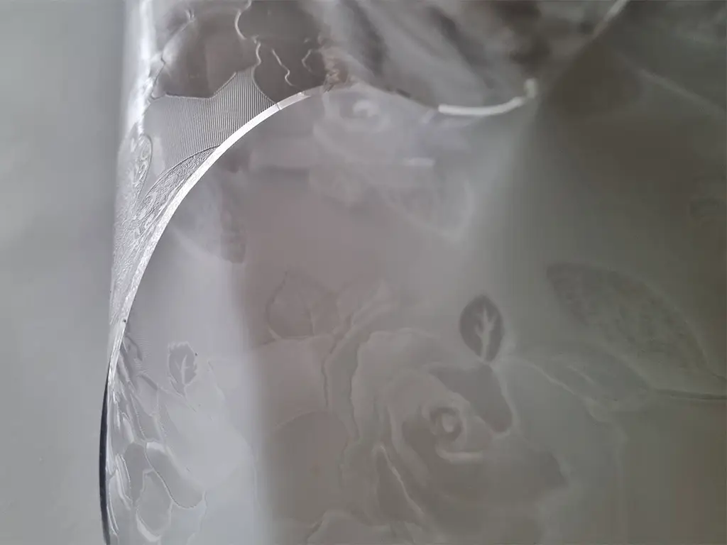 Folie protecţie blat mobilă, transparentă cu model floral, trandafiri, fără adeziv, 1.5 mm grosime, 100 cm lăţime