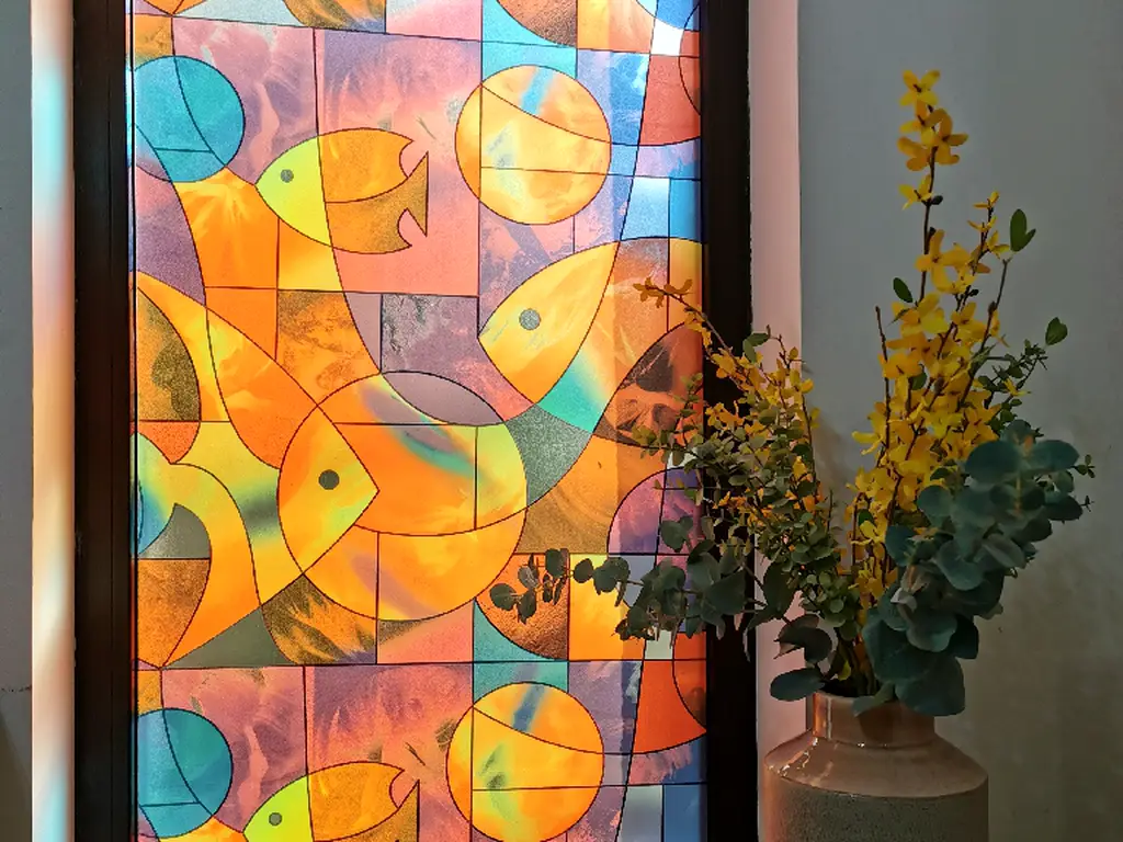 Folie geam autoadezivă, Folina Barcelona, sablare tip vitraliu colorat, rolă de 90x300 cm, racletă pentru aplicare inclusă