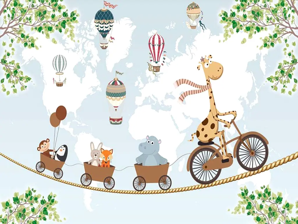 Fototapet copii girafă pe bicicletă și animale în vagoane – design animat și vesel, fundal harta lumii, vlies cu dimensiuni personalizabile