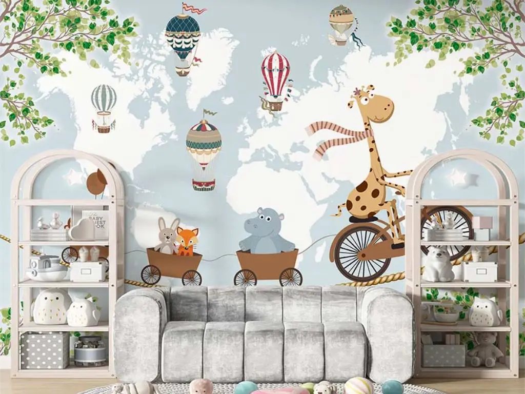 Fototapet copii girafă pe bicicletă și animale în vagoane – design animat și vesel, fundal harta lumii, vlies cu dimensiuni personalizabile