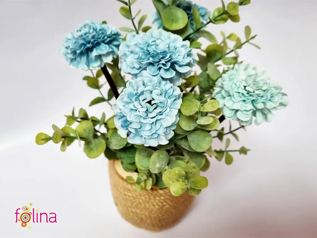 Ghiveci din ceramică cu flori artificiale albastre şi eucalipt, 20 cm 