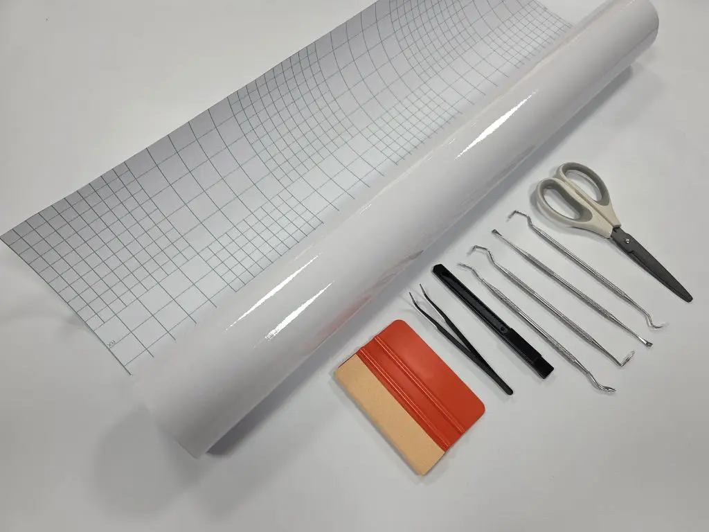 Kit realizare și aplicare stickere DIY – folie transfer 60x500 cm + racletă, cutter, foarfece, pensetă, 4 instrumente decolantare