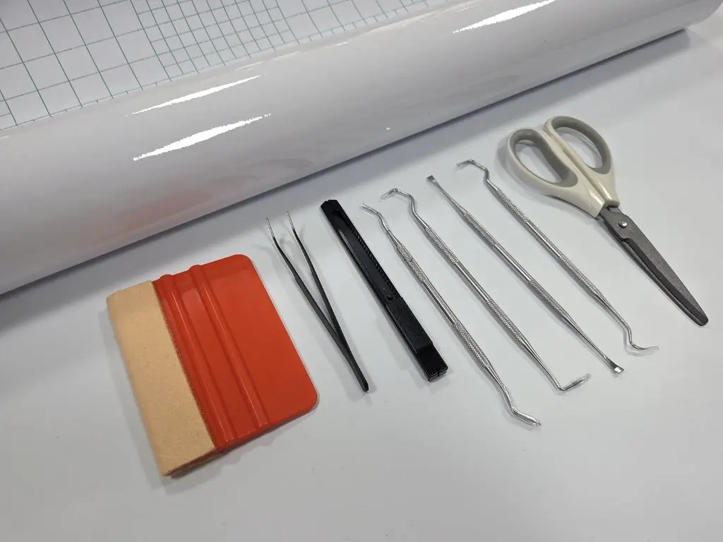 Kit realizare și aplicare stickere DIY – folie transfer 60x500 cm + racletă, cutter, foarfece, pensetă, 4 instrumente decolantare