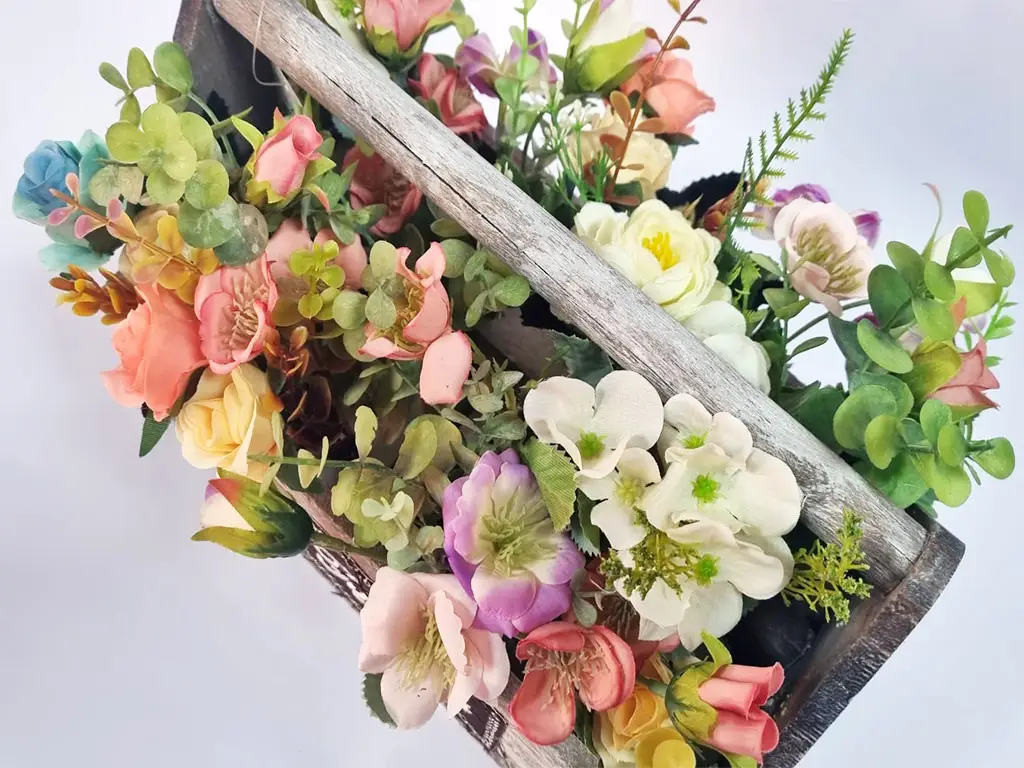Flori artificiale în nuanţe pastel, Folina, aranjament în lădiţă din lemn