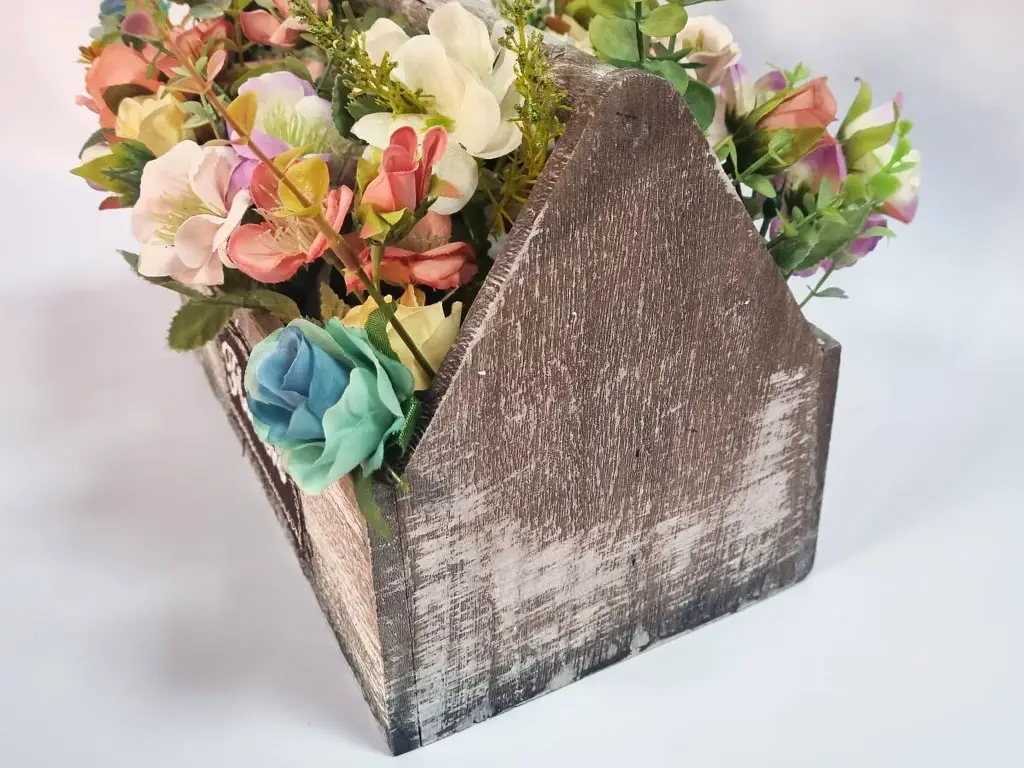 Flori artificiale în nuanţe pastel, Folina, aranjament în lădiţă din lemn
