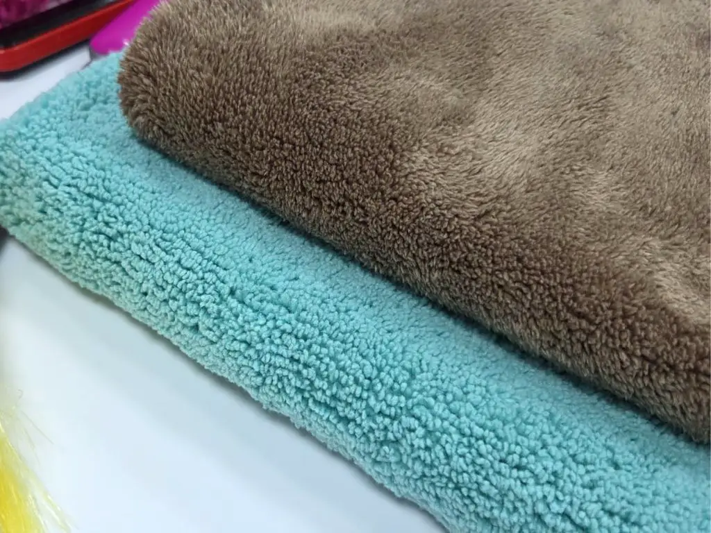 Set 2 lavete microfibră și 3 pămătufuri praf – curățare rapidă și eficientă