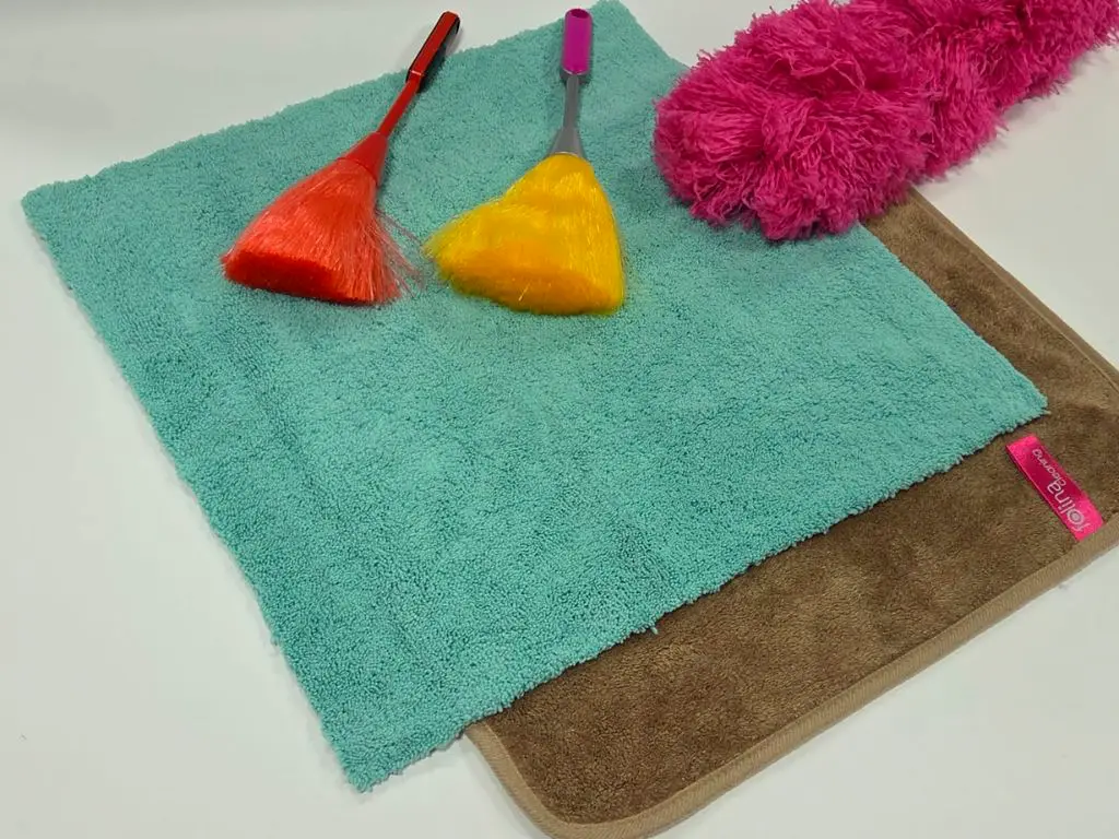 Set 2 lavete microfibră și 3 pămătufuri praf – curățare rapidă și eficientă