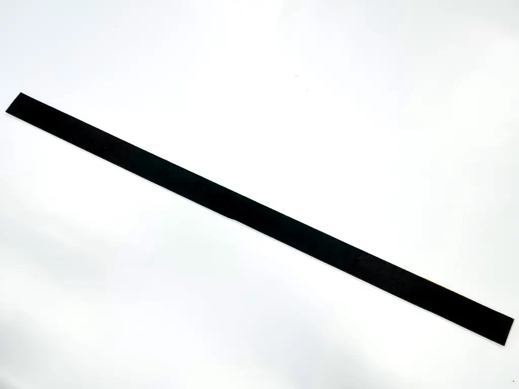 Pâslă autoadezivă neagră, pentru protecție suprafețe, rolă de 5x100 cm