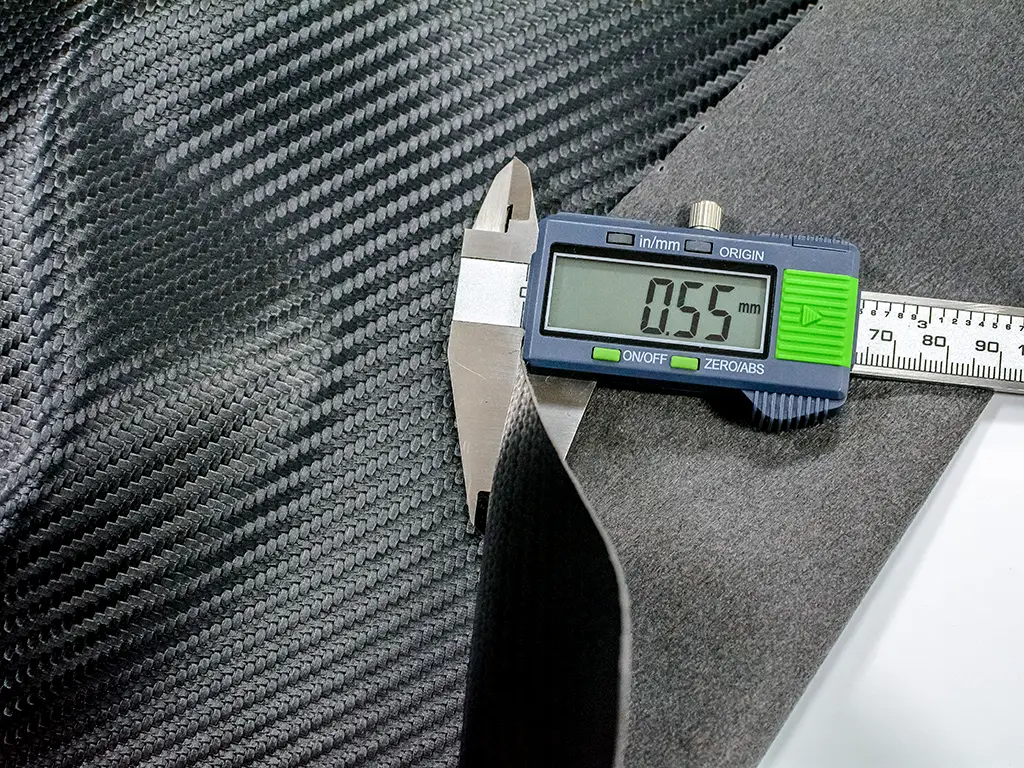 Piele artificială neagră embosată tip carbon 3D pe suport textil din microfibră, fară adeziv, 138 cm lațime
