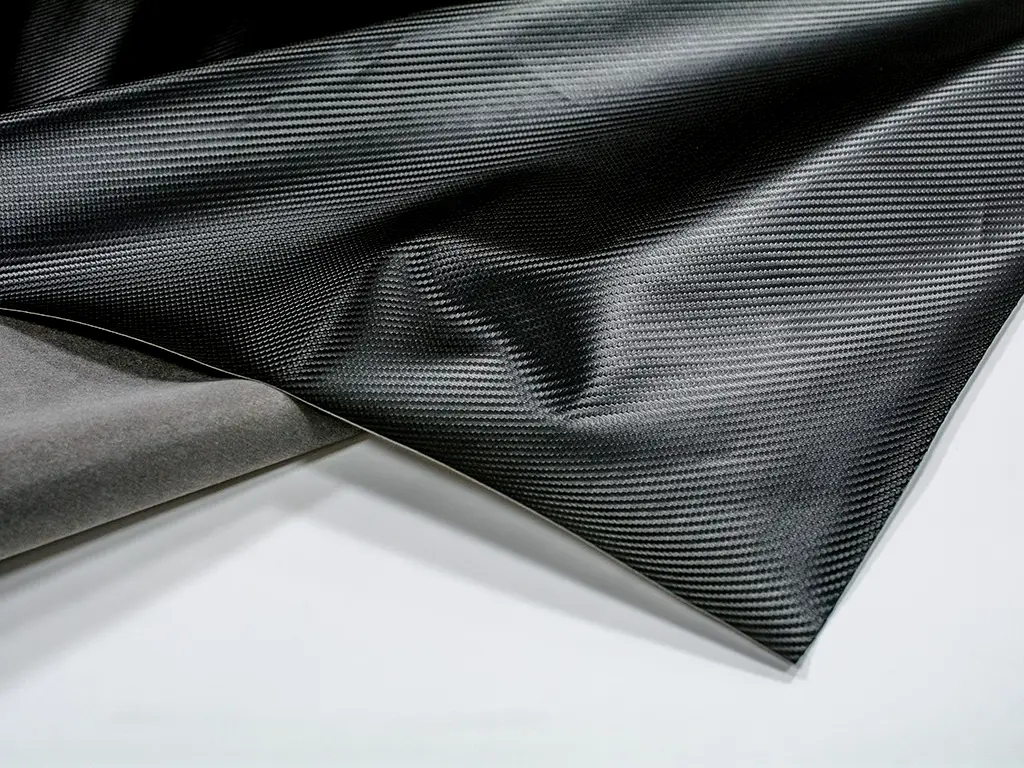 Piele artificială neagră embosată tip carbon 3D pe suport textil din microfibră, fară adeziv, 138 cm lațime